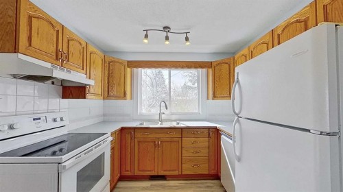 2109 17 Avenue, Didsbury, AB - Indoor Photo Showing Kitchen