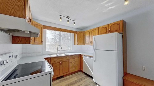 2109 17 Avenue, Didsbury, AB - Indoor Photo Showing Kitchen With Double Sink