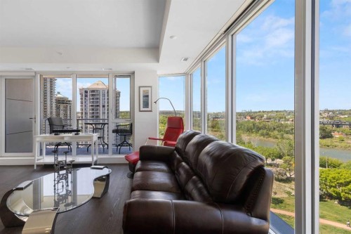 1003-1025 5 Avenue Sw, Calgary, AB - Indoor Photo Showing Living Room