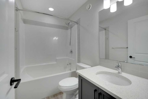 103 Highview Gate Se, Airdrie, AB - Indoor Photo Showing Bathroom