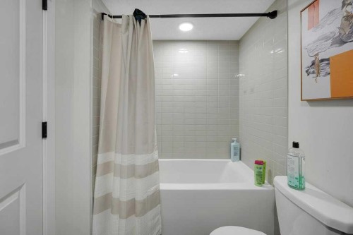 103 Highview Gate Se, Airdrie, AB - Indoor Photo Showing Bathroom