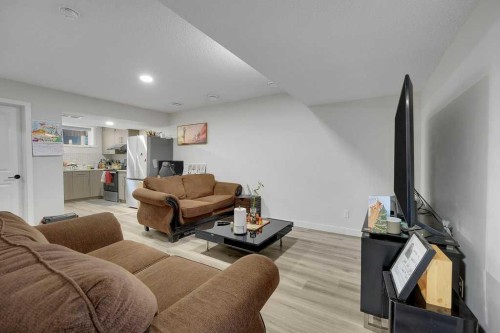 103 Highview Gate Se, Airdrie, AB - Indoor Photo Showing Living Room