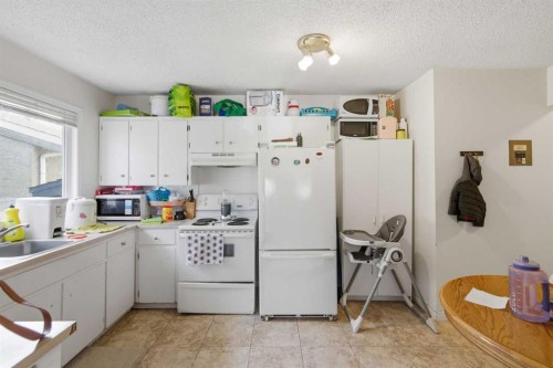 6131 Bowness Road Nw, Calgary, AB - Indoor Photo Showing Kitchen