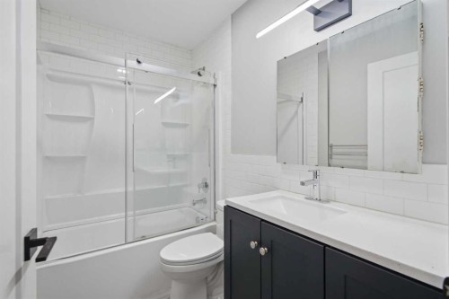 6131 Bowness Road Nw, Calgary, AB - Indoor Photo Showing Bathroom