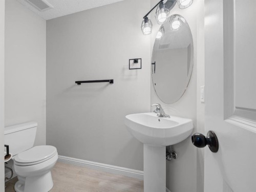 40 Everwillow Park Sw, Calgary, AB - Indoor Photo Showing Bathroom