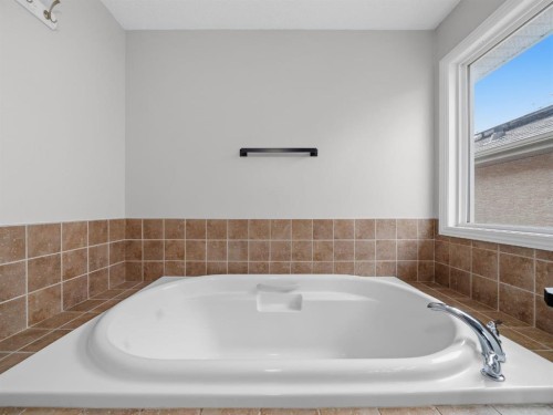 40 Everwillow Park Sw, Calgary, AB - Indoor Photo Showing Bathroom