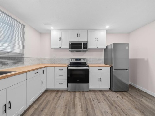 40 Everwillow Park Sw, Calgary, AB - Indoor Photo Showing Kitchen With Stainless Steel Kitchen