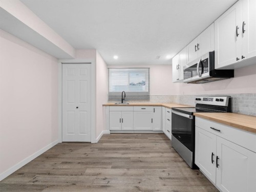 40 Everwillow Park Sw, Calgary, AB - Indoor Photo Showing Kitchen