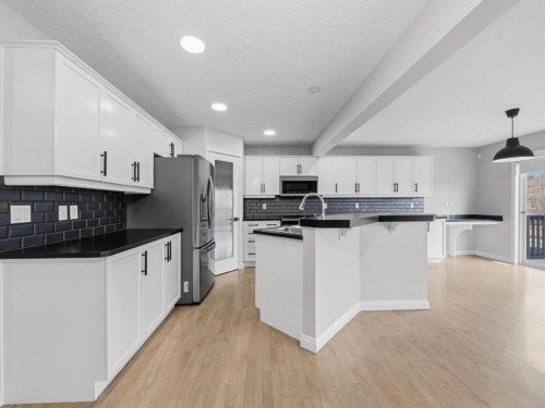 40 Everwillow Park Sw, Calgary, AB - Indoor Photo Showing Kitchen