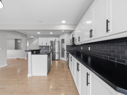 40 Everwillow Park Sw, Calgary, AB - Indoor Photo Showing Kitchen
