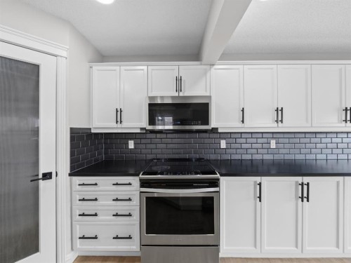 40 Everwillow Park Sw, Calgary, AB - Indoor Photo Showing Kitchen