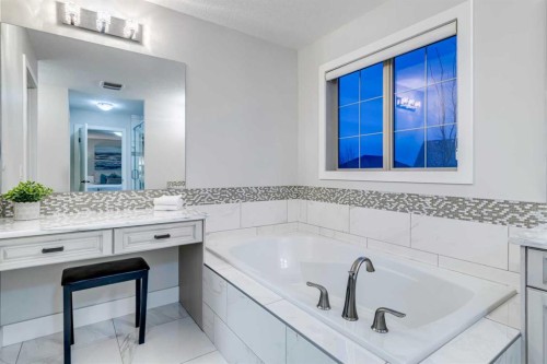 61 Masters Landing Se, Calgary, AB - Indoor Photo Showing Bathroom