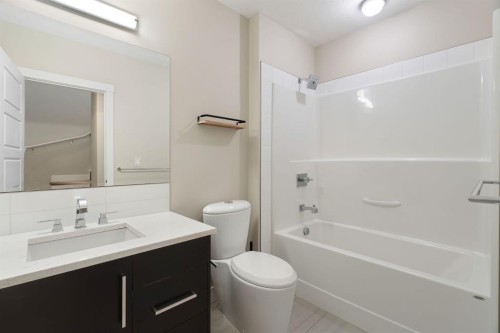 102-1808 27 Avenue Sw, Calgary, AB - Indoor Photo Showing Bathroom