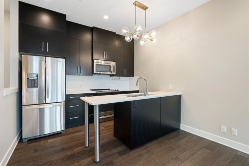 102-1808 27 Avenue Sw, Calgary, AB - Indoor Photo Showing Kitchen With Stainless Steel Kitchen With Upgraded Kitchen