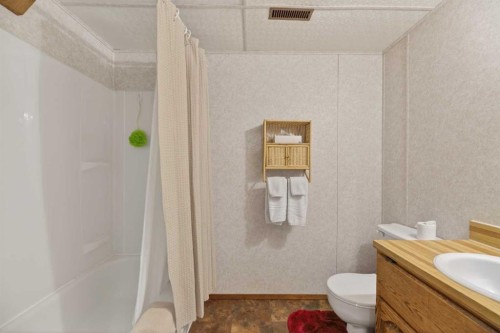 5350 57 Avenue, Olds, AB - Indoor Photo Showing Bathroom