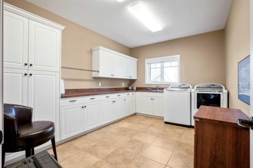 341 1 Avenue Se, Diamond Valley, AB - Indoor Photo Showing Other Room