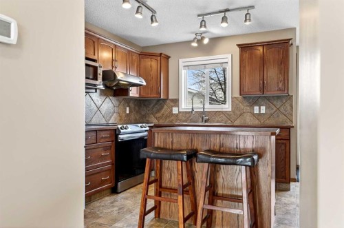 57 Everridge Way Sw, Calgary, AB - Indoor Photo Showing Kitchen