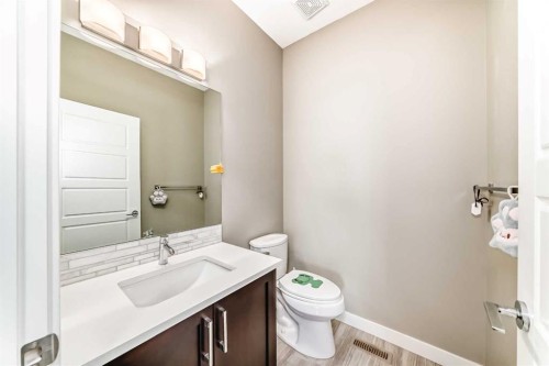 184 Sherview Grove Nw, Calgary, AB - Indoor Photo Showing Bathroom
