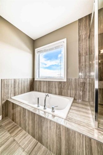 184 Sherview Grove Nw, Calgary, AB - Indoor Photo Showing Bathroom