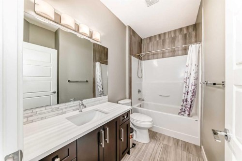 184 Sherview Grove Nw, Calgary, AB - Indoor Photo Showing Bathroom