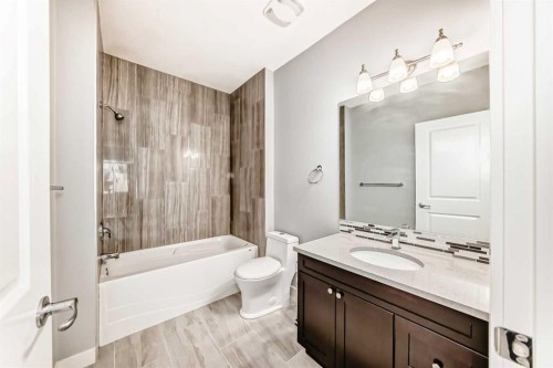 184 Sherview Grove Nw, Calgary, AB - Indoor Photo Showing Bathroom