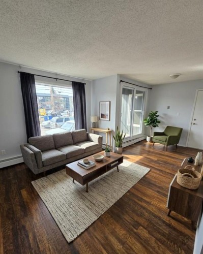 4503 73 Street Nw, Calgary, AB - Indoor Photo Showing Living Room