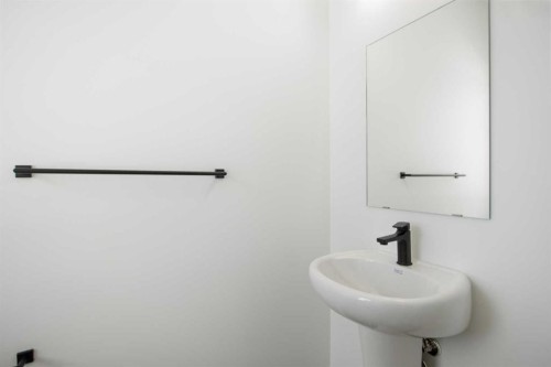 2235 81St Street Sw, Calgary, AB - Indoor Photo Showing Bathroom