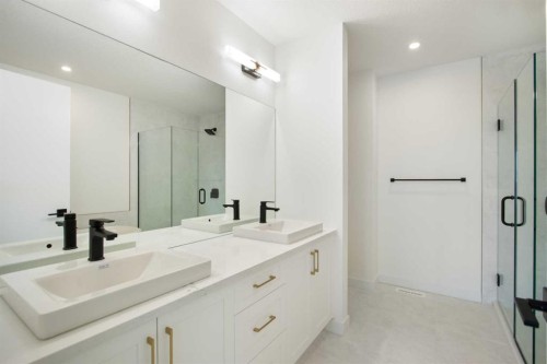 2235 81St Street Sw, Calgary, AB - Indoor Photo Showing Bathroom