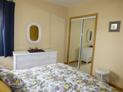 2828 25A Street Sw, Calgary, AB - Indoor Photo Showing Bedroom