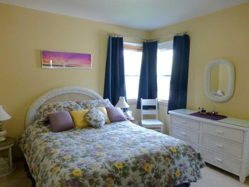 2828 25A Street Sw, Calgary, AB - Indoor Photo Showing Bedroom