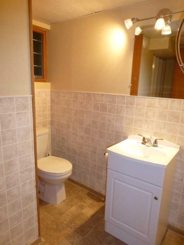 2828 25A Street Sw, Calgary, AB - Indoor Photo Showing Bathroom