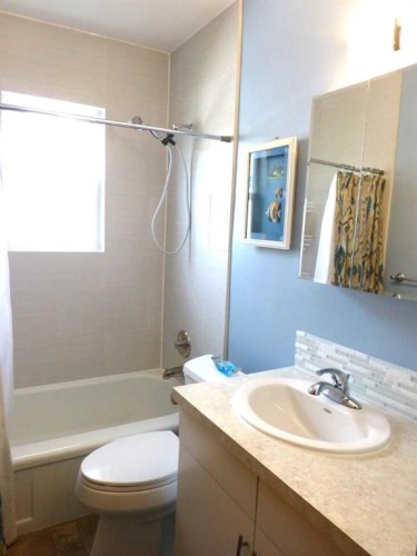 2828 25A Street Sw, Calgary, AB - Indoor Photo Showing Bathroom