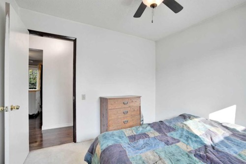 4764 Rundlewood Drive Ne, Calgary, AB - Indoor Photo Showing Bedroom