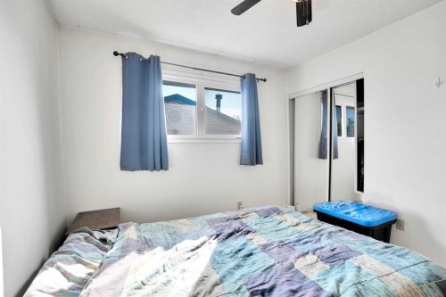 4764 Rundlewood Drive Ne, Calgary, AB - Indoor Photo Showing Bedroom