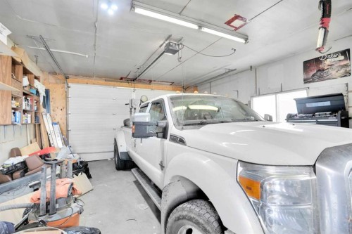 4764 Rundlewood Drive Ne, Calgary, AB - Indoor Photo Showing Garage