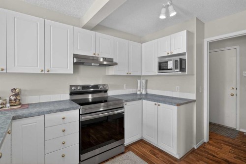 223 Citadel Meadow Close Nw, Calgary, AB - Indoor Photo Showing Kitchen