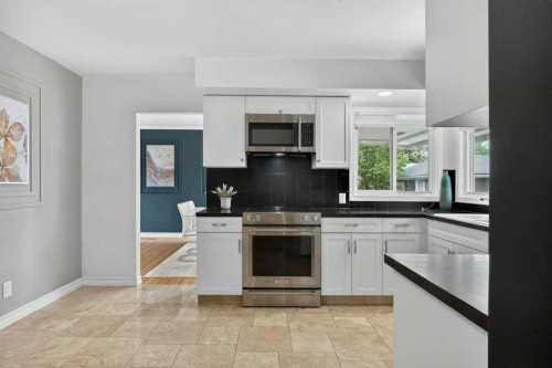 425 Woodland Crescent Se, Calgary, AB - Indoor Photo Showing Kitchen