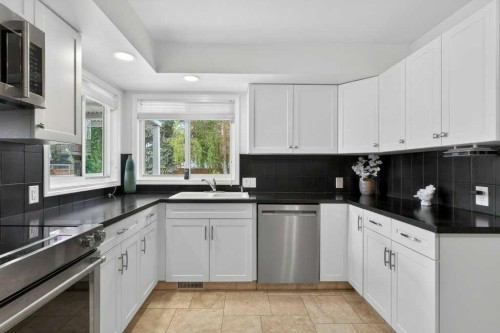 425 Woodland Crescent Se, Calgary, AB - Indoor Photo Showing Kitchen