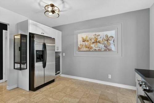 425 Woodland Crescent Se, Calgary, AB - Indoor