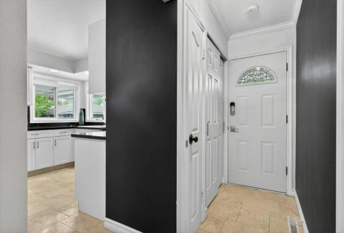 425 Woodland Crescent Se, Calgary, AB - Indoor Photo Showing Other Room