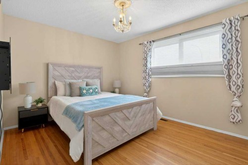 425 Woodland Crescent Se, Calgary, AB - Indoor Photo Showing Bedroom