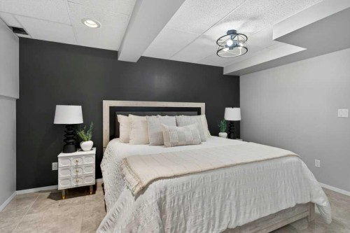 425 Woodland Crescent Se, Calgary, AB - Indoor Photo Showing Bedroom