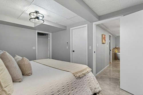 425 Woodland Crescent Se, Calgary, AB - Indoor Photo Showing Bedroom
