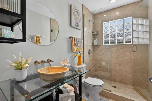 425 Woodland Crescent Se, Calgary, AB - Indoor Photo Showing Bathroom