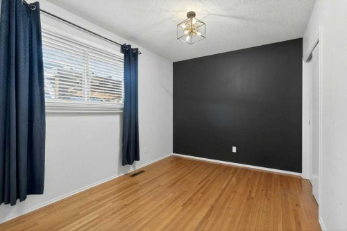 425 Woodland Crescent Se, Calgary, AB - Indoor Photo Showing Other Room