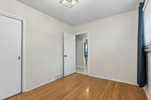 425 Woodland Crescent Se, Calgary, AB - Indoor Photo Showing Other Room