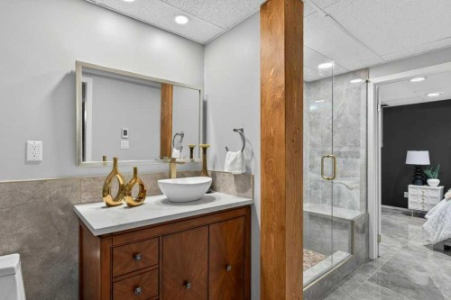 425 Woodland Crescent Se, Calgary, AB - Indoor Photo Showing Bathroom