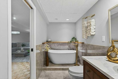 425 Woodland Crescent Se, Calgary, AB - Indoor Photo Showing Bathroom