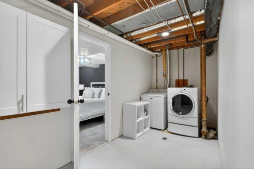 425 Woodland Crescent Se, Calgary, AB - Indoor Photo Showing Laundry Room