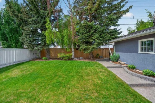 425 Woodland Crescent Se, Calgary, AB - Outdoor